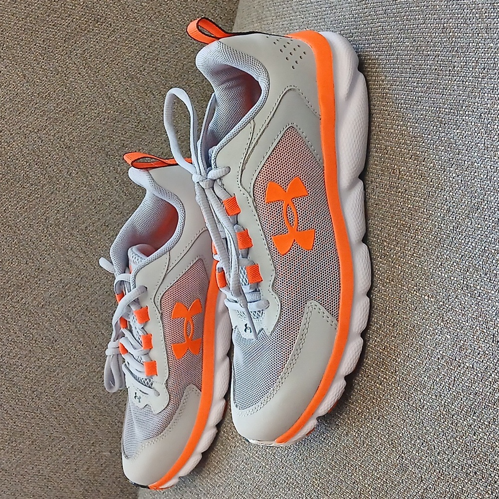 New Boy's Under Armour BGS Assert Gray & Orange Sneakers, Size 6Y